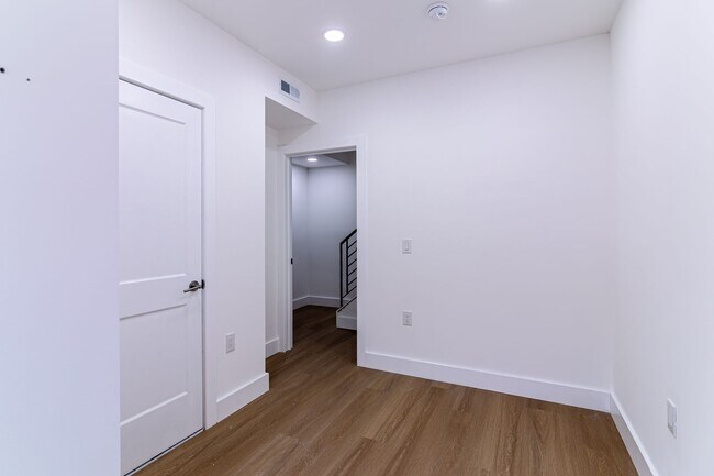 Building Photo - 137 E Cumberland St