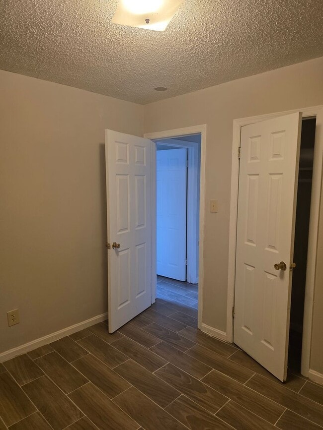 Building Photo - 3/4 BR  Brick ranch