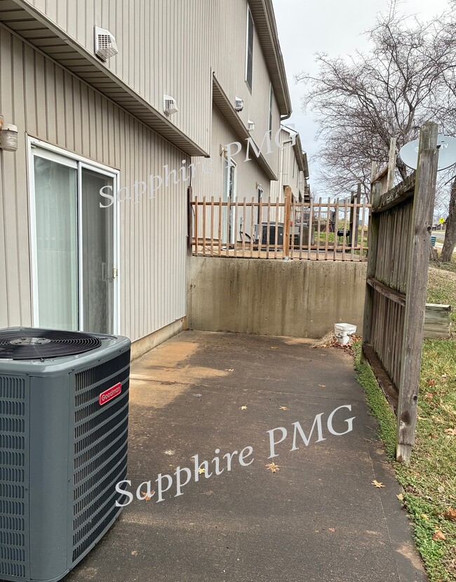 Building Photo - 5621 N Northwood Terrace