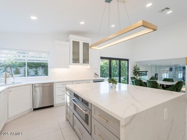 Building Photo - 4748 E Redfield Rd