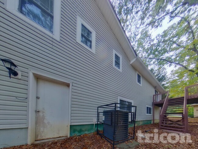Building Photo - 6640 Valley Hill Dr