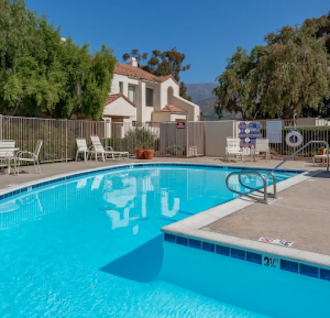 Well, maintained community pool - 4800 Sawyer Ave