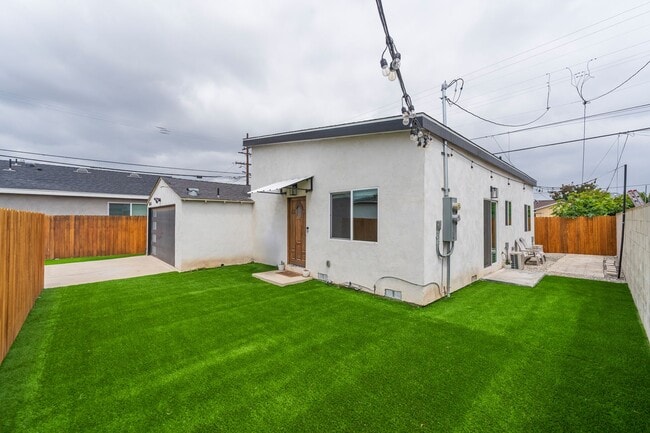 Building Photo - Warm & Inviting Hawthorne Home!