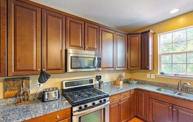 Building Photo - 3 level End Unit townhouse w/bump out in B...