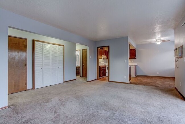 Building Photo - Spacious 2 bedroom apartment at French Cha...