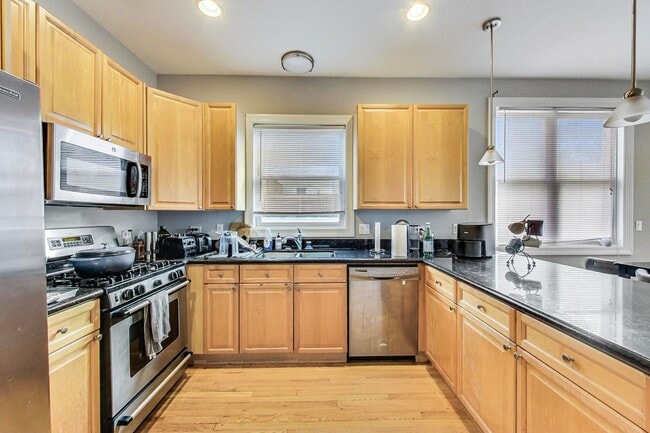 Building Photo - 1330 W Fletcher St