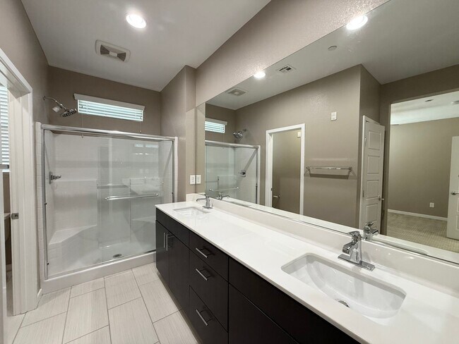 Building Photo - 2/BD 2.5/BA Luxury Gated Townhouse in Summ...