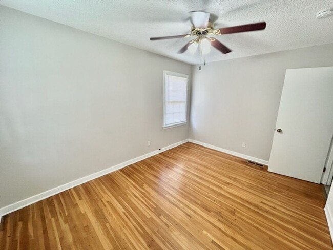 Building Photo - THREE BEDROOM/TWO BATH SPACIOUS HOME - CON...