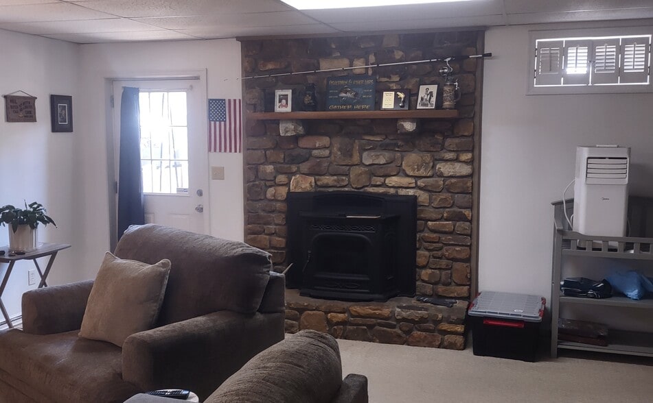 Building Photo - 13505 Kretsinger Rd
