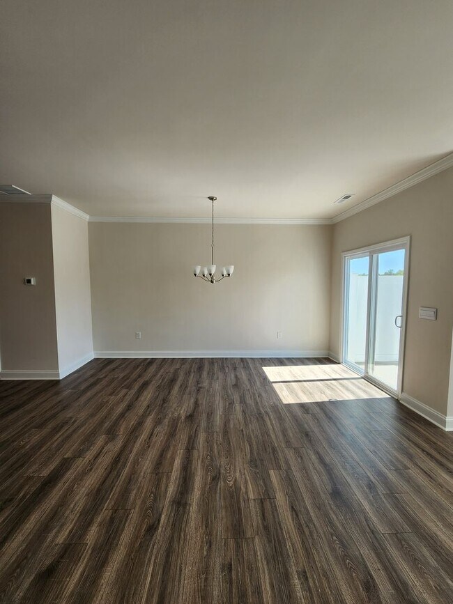 Building Photo - **6 Month Lease** Hendersonville Rental!