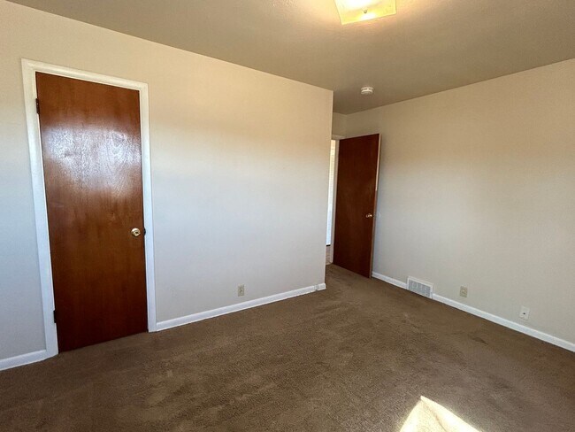 Building Photo - 821 Skyline Dr