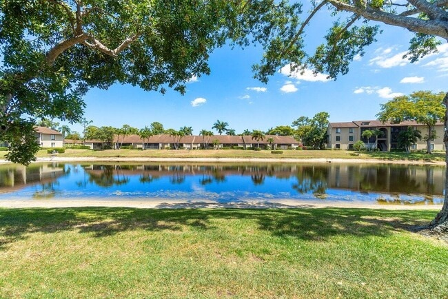 Building Photo - 723 Sunny Pine Way