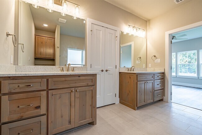 Building Photo - 2044 Salina Cir