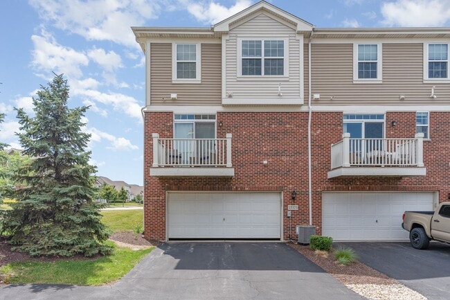 Building Photo - Gorgeous 3 Bed Townhome in Orland Park