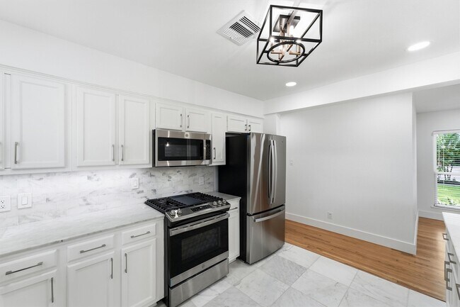 Building Photo - 2014 Woodcrest Dr