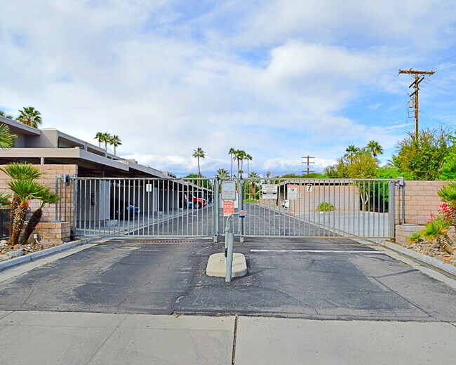 Building Photo - "Discover Your Oasis: Spacious 3-Bed Condo with Granite Touches in Palm Springs!"