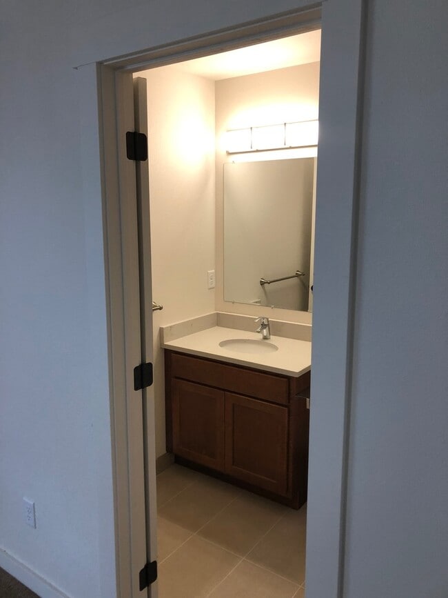 Building Photo - 4.5 Bathrooms ! 4 large bedrooms! Close to CWU