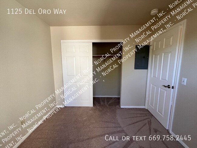 Building Photo - 1125 Del Oro Way