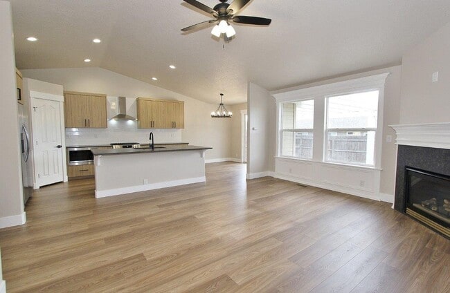 Building Photo - Immaculate Single-Level Home