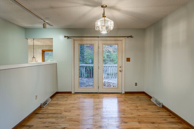 Building Photo - Large home in a beautiful setting close to...