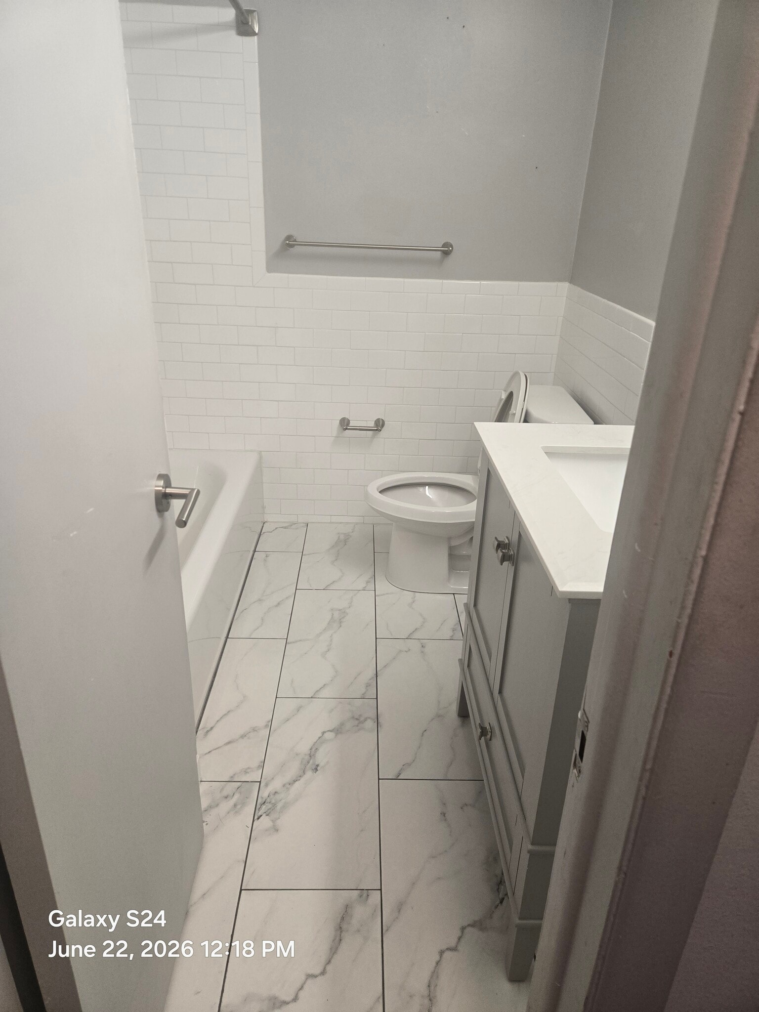 hallway shower tub - 22655 Chagrin Blvd