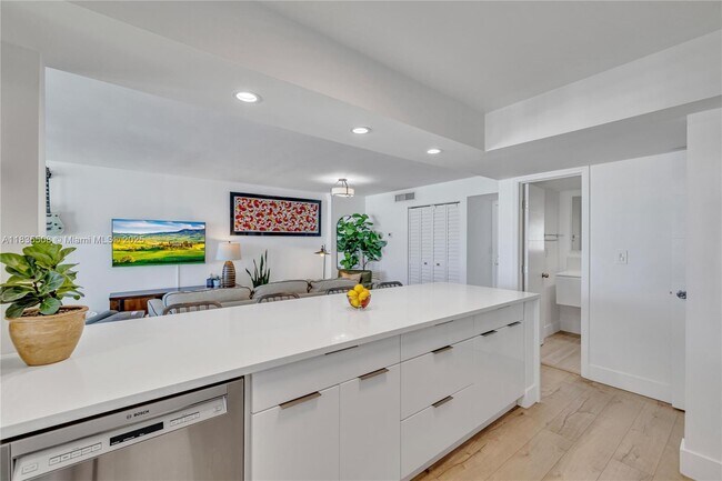 Building Photo - 2655 Collins Ave