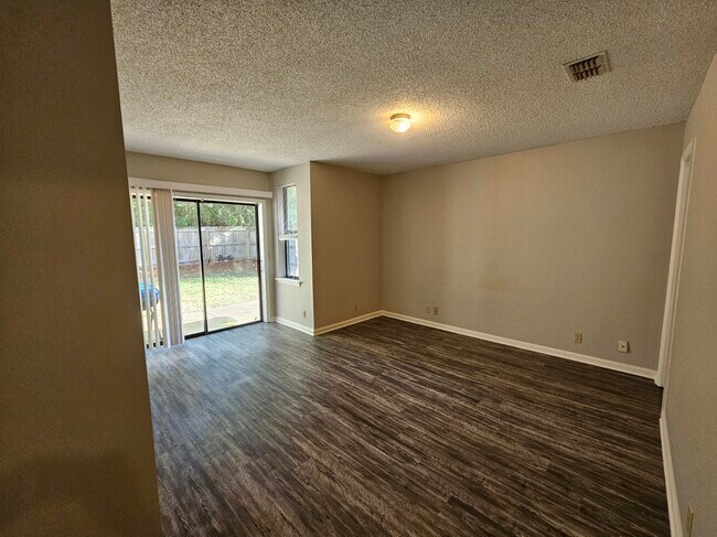 Building Photo - 108 E Lakemont Dr