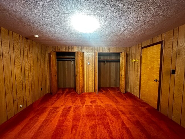 Building Photo - 2bed/1bath Upper Unit/No Garage/ Pets Nego...