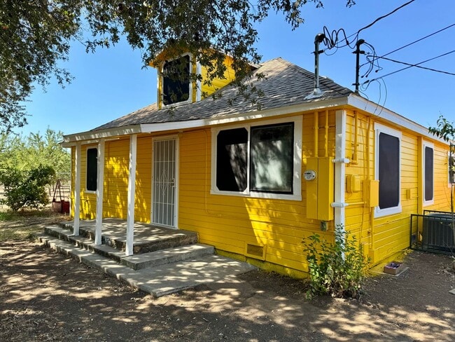 Building Photo - Great Rate! Charming Country Retreat Surro...