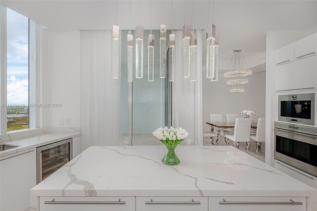 Building Photo - 16001 Collins Ave