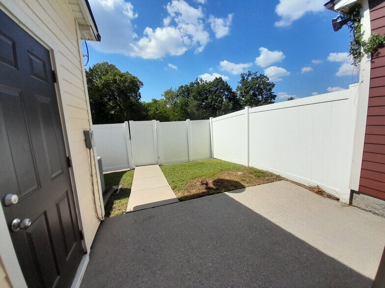 Building Photo - 2021 Hemlock Dr