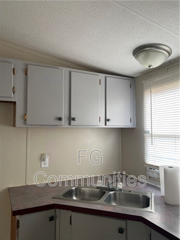 Building Photo - 105 Oak Knoll Dr