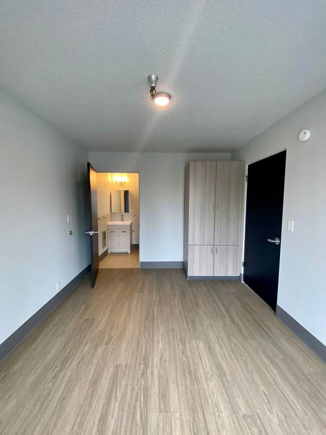 Building Photo - Shorter term leases welcome! - 1 bed 1 bath apartment