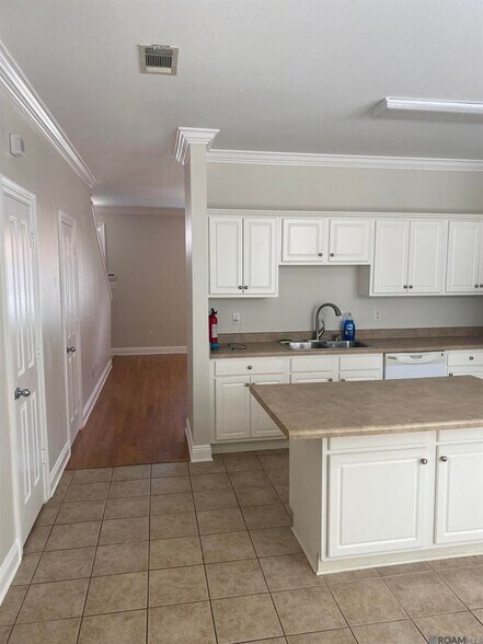 Building Photo - 2121 Plantation Ln