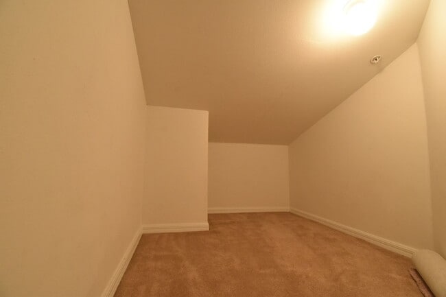 Building Photo - Beautiful 3 Bedroom 2.5 Bath 2 Story Key W...