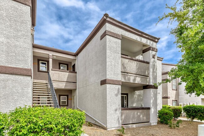 Building Photo - 1 Bedroom 2nd Floor Unit With Balcony!