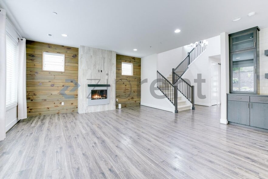 Building Photo - Unit