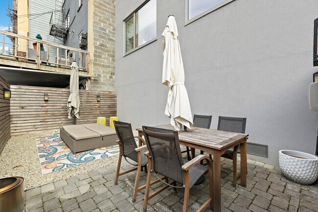 Building Photo - 830 Park Ave