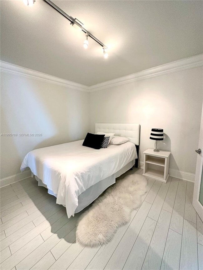 Building Photo - 16500 Collins Ave