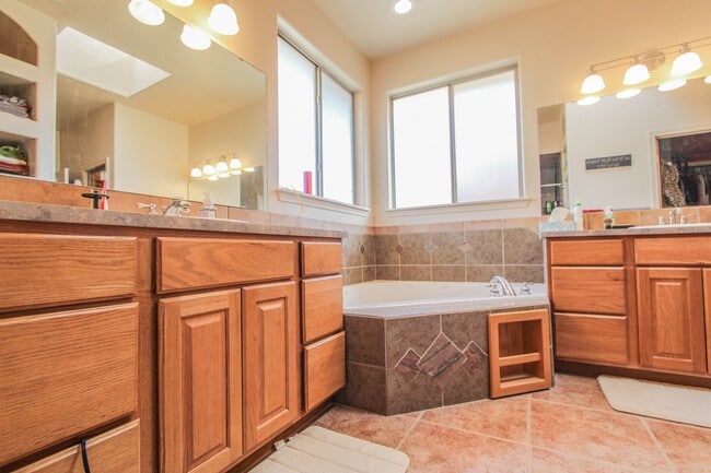 Building Photo - Plenty of space with this 4 Bedroom, 2 Bat...