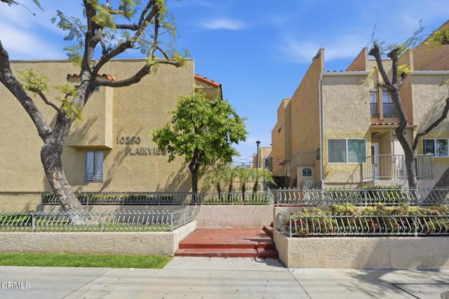 Building Photo - 10260 Plainview Ave