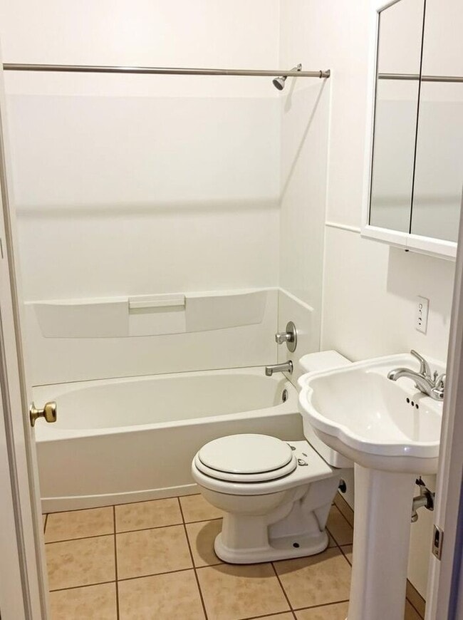 Building Photo - 5 Bed, 2 Bath Home NEAR CSU!