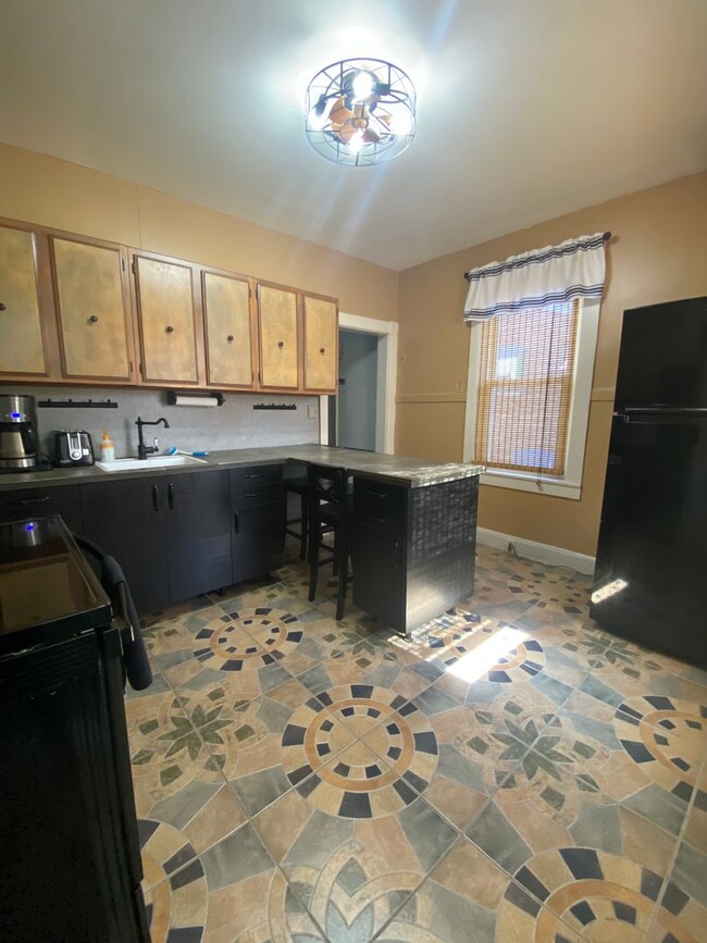 Building Photo - 3 Bedroom, 3.5 Bathroom In Downtown Perryv...