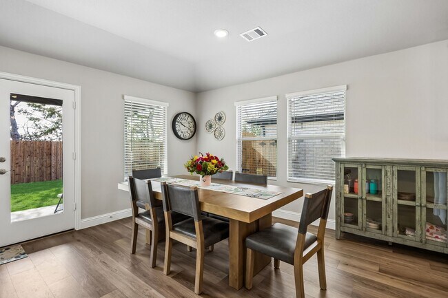 Building Photo - 1107 Emberwood Dr