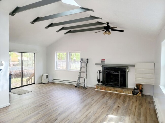 Building Photo - Beautifully remodeled 3 bedroom home in an...