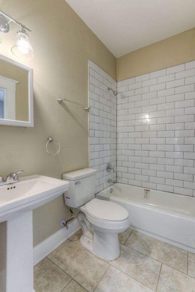 Building Photo - Crosstown home - rent reduced plus 1/2 off...