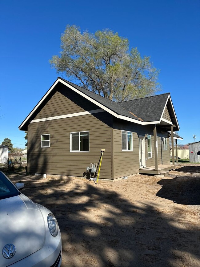 Building Photo - Bright & New 2 Bed / 2 Bath with Vaulted Ceilings & Covered Parking!