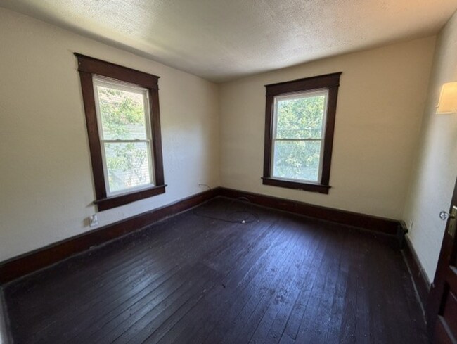 Building Photo - Room to Spread Out! 5-Bedroom Home with Covered Porch & Large Kitchen