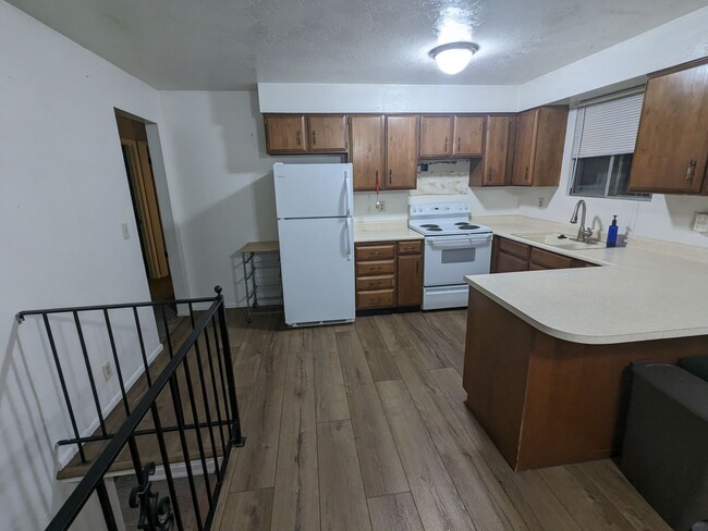 Building Photo - Single family home in Sandy, 4 bed 2 bath,...