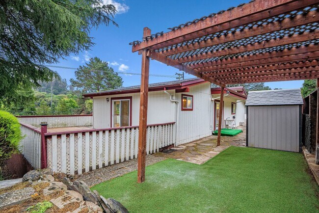 Building Photo - Sun-Filled 2BR/2BA Upper Home with Large Decks & Hardwood Floors in Aptos